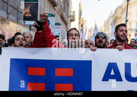 Rome, Italie. 13 Décembre, 2016. Les employés de TIM, une marque italienne détenue par Telecom Italia Mobile qui fournit, la téléphonie fixe et des services Internet, organiser une grève nationale pour protester contre les réductions de salaire et pour le renouvellement du contrat à Rome, Italie. Credit : Giuseppe Ciccia/Alamy Live News Banque D'Images