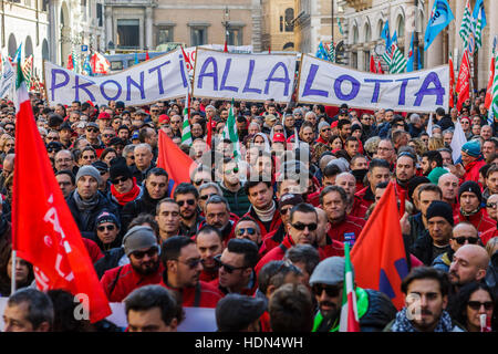 Rome, Italie. 13 Décembre, 2016. Les employés de TIM, une marque italienne détenue par Telecom Italia Mobile qui fournit, la téléphonie fixe et des services Internet, organiser une grève nationale pour protester contre les réductions de salaire et pour le renouvellement du contrat à Rome, Italie. Credit : Giuseppe Ciccia/Alamy Live News Banque D'Images