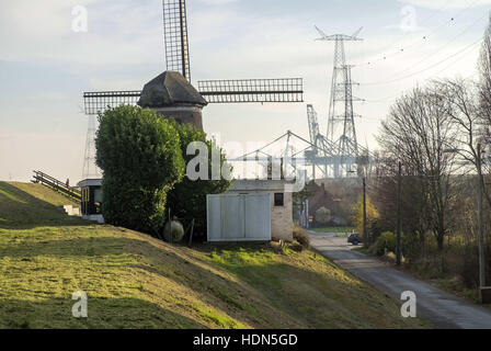 Doel, Belgique. 9Th Mar, 2016. Belgique, Doel. Les tours de refroidissement de la centrale nucléaire de Doel près d'Anvers en Belgique. L'usine est administré par Electrabel, filiale de Engie. Cette centrale nucléaire est régulièrement arrêter en raison de toutes sortes de bugs ou de fissures dans la cuve du réacteur. Les pays voisins, les Pays-Bas, l'Allemagne et la France ne sont pas rassurés. Surtout après la Belgique des comprimés d'iode ont été distribués à la suite de la catastrophe nucléaire de Fukushima.Ce plan est situé à proximité du village de Doel. Ce village est presque entièrement dépeuplé à faire une extension possible de Banque D'Images