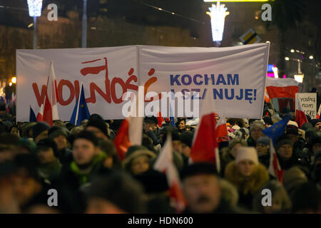 Varsovie, Pologne. 13 Décembre, 2016. Des milliers de manifestants se rassemblent dans les rues de Varsovie, Pologne, 13 décembre 2016, pour protester contre la politique de l'actuel gouvernement polonais, à la date anniversaire de l'introdcution de la loi martiale sur le 13 décembre il y a 35 ans par le régime communiste. Photo : Jan A. Nicolas/dpa/Alamy Live News Banque D'Images