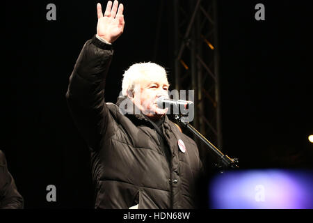 Varsovie, Pologne. 13 Décembre, 2016. Plusieurs milliers de mouvement civil Democracy Commission de défense (KOD) ont défilé contre parti PiS (Prawo i Sprawiedliwosc) avec le slogan 'Stop à la dévastation de la Pologne (Arrêter Dewastacji Polski'). Pawel Kazimierczuk discours tenu devant le siège de PiS à Varsovie pour le 35e anniversaire de la loi martiale, statut de la Pologne. Credit : Jake Ratz/Alamy Live News Banque D'Images