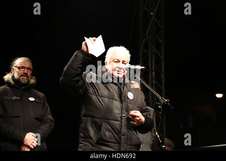 Varsovie, Pologne. 13 Décembre, 2016. Plusieurs milliers de mouvement civil Democracy Commission de défense (KOD) ont défilé contre parti PiS (Prawo i Sprawiedliwosc) avec le slogan 'Stop à la dévastation de la Pologne (Arrêter Dewastacji Polski'). Pawel Kazimierczuk discours tenu devant le siège de PiS à Varsovie pour le 35e anniversaire de la loi martiale, statut de la Pologne. Credit : Jake Ratz/Alamy Live News Banque D'Images