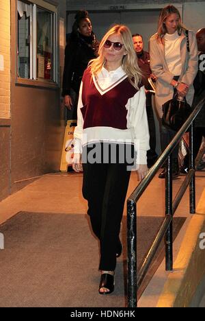 New York, USA. 13 Décembre, 2016. New York, NY, USA. 13 Décembre, 2016. Sienna Miller repéré laissant AOL 'Build' à New York, New York le 13 décembre 2016. © Rainmaker Photo/media/Alamy Punch Live News Crédit : MediaPunch Inc/Alamy Live News Banque D'Images