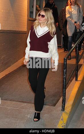 New York, USA. 13 Décembre, 2016. New York, NY, USA. 13 Décembre, 2016. Sienna Miller repéré laissant AOL 'Build' à New York, New York le 13 décembre 2016. © Rainmaker Photo/media/Alamy Punch Live News Crédit : MediaPunch Inc/Alamy Live News Banque D'Images