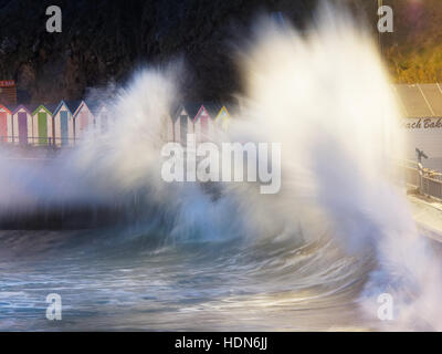 Plage de Towan tempête énorme tempête déferlante à la promenade de la plage de Towan Banque D'Images