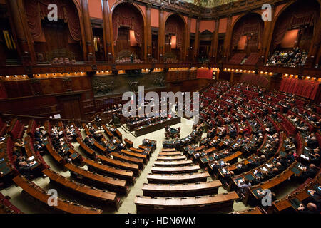 Rome, Italie. 13 Décembre, 2016. Le Premier ministre italien Paolo Gentiloni donne son premier discours à la Chambre basse de l'avant d'un vote de confiance à Rome, capitale de l'Italie, le 13 décembre 2016. Le nouveau gouvernement du Premier ministre italien Paolo Gentiloni effacé une Chambre basse vote de confiance le mardi avec 368 pour et 105 contre. Credit : Jin Yu/Xinhua/Alamy Live News Banque D'Images