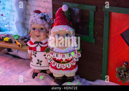 Honneur Oak Park, Londres, 13 décembre 2016. Les lumières vives et belles décorations de Noël dans une maison de la banlieue sud de Londres. Les décors sont dans l'aide de Children's Hospice charité 'emelza', et les passants sont invités à faire un don. © Imageplotter News et Sports/Alamy Live News Banque D'Images