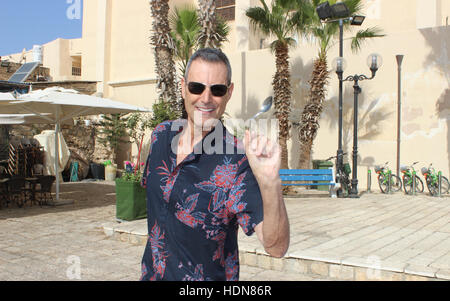 Tel Aviv, Israël. 23 Nov, 2016. Illusioniste Uri Geller en photo avec une cuillère qu'il a pliée, près de sa maison dans la vieille ville de Tel Aviv, Israël, 23 novembre 2016. Photo : Sara Lemel/dpa/Alamy Live News Banque D'Images