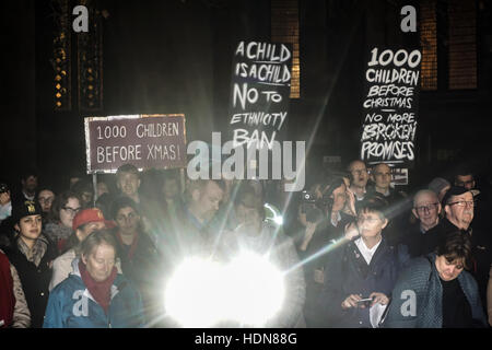 Londres, Royaume-Uni. 13 Décembre, 2016. Royaume-uni citoyens manifestations contre le camp de Calais a été démoli. Près de 2000 enfants réfugiés sont coincés dans les limbes de la France et le Royaume-Uni refusent d'accepter les enfants réfugiés à la cour du Parlement, London, UK. Credit : Voir Li/Alamy Live News Banque D'Images