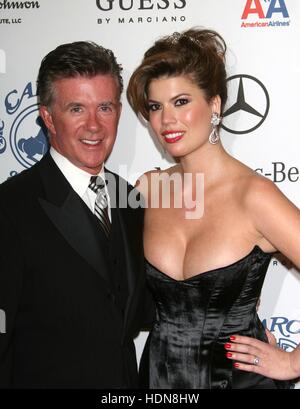 Fichier. 13 Décembre, 2016. ALAN THICKE (1 mars 1947 - 13 décembre 2016) était un comédien, auteur-compositeur, et jeu et talk show host. Il est connu pour son rôle de Jason Seaver, le père de la série de télévision ABC des douleurs de croissance. Son fils est le chanteur R. Thicke. Alan, est décédé à l'âge de 69 ans, d'une crise cardiaque alors qu'il joue au hockey avec ses 19 ans, le fils Carter Thicke. Sur la photo : Oct 25, 2008 - Los Angeles, Californie, USA - Acteur Alan Thicke et femme TANYA CALLAU à la Mercedes-Benz 30e anniversaire carousel of Hope Ball au profit de la Barbara Davis Centre for Childhood Diabetes. L'événement a été Banque D'Images