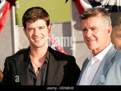 Fichier. 13 Décembre, 2016. ALAN THICKE (1 mars 1947 - 13 décembre 2016) était un comédien, auteur-compositeur, et jeu et talk show host. Il est connu pour son rôle de Jason Seaver, le père de la série de télévision ABC des douleurs de croissance. Son fils est le chanteur R. Thicke. Alan, est décédé à l'âge de 69 ans, d'une crise cardiaque alors qu'il joue au hockey avec ses 19 ans, le fils Carter Thicke. Sur la photo : May 24, 2008 - Hollywood, Californie, USA - le chanteur Robin Thicke et Papa Alan Thicke arrivant à la 'Swing Vote' Première mondiale tenue à El Capitan Theatre © Lisa O'Connor/ZUMAPRESS.com/Alamy Live News Banque D'Images