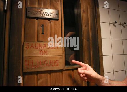 Helsinki, Finlande. 11Th Feb 2016. Un écriteau "se tenir tranquille en chambre' est considéré à l'Association finlandaise pour le Sauna à Helsinki, capitale de la Finlande, le 10 décembre 2016. Fondée en 1937, l'Association finlandaise pour le Sauna a 4 200 membres, et ses installations sont ouvertes aux membres uniquement. Cette société s'engage à maintenir, d'hériter et de promouvoir le sauna finlandais traditionnel de la culture. © Li Jizhi/Xinhua/Alamy Live News Banque D'Images