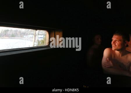 Helsinki, Finlande. 11Th Feb 2016. Membre de l'Association finlandaise pour le Sauna regarde par la fenêtre tout en profitant de la fumé traditionnel sauna à Helsinki, capitale de la Finlande, le 10 décembre 2016. Fondée en 1937, l'Association finlandaise pour le Sauna a 4 200 membres, et ses installations sont ouvertes aux membres uniquement. Cette société s'engage à maintenir, d'hériter et de promouvoir le sauna finlandais traditionnel de la culture. © Li Jizhi/Xinhua/Alamy Live News Banque D'Images