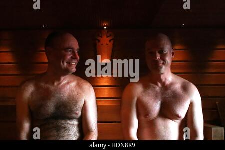 Helsinki, Finlande. 11Th Feb 2016. Les membres de l'Association finlandaise pour le Sauna profitez du sauna électrique moderne à Helsinki, capitale de la Finlande, le 10 décembre 2016. Fondée en 1937, l'Association finlandaise pour le Sauna a 4 200 membres, et ses installations sont ouvertes aux membres uniquement. Cette société s'engage à maintenir, d'hériter et de promouvoir le sauna finlandais traditionnel de la culture. © Li Jizhi/Xinhua/Alamy Live News Banque D'Images