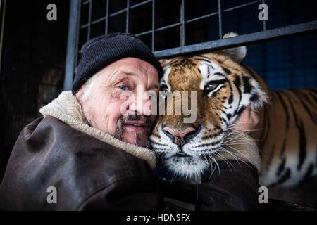 République tchèque. 20 Nov, 2016. Jaromir Joo et Tajga.derrière les scènes de la vie quotidienne des gens du cirque en République tchèque (Hradec Kralove, Olomouc) © David Tesinsky/ZUMA/Alamy Fil Live News Banque D'Images