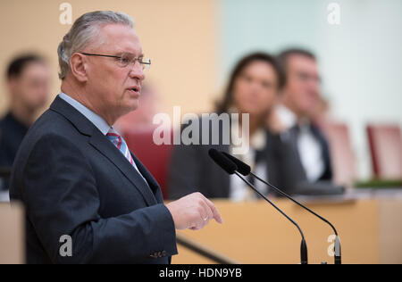 Munich, Allemagne. 14 Décembre, 2016. Le ministre bavarois de l'intérieur Joachim Herrmann (CSU) parle au cours d'une séance plénière au parlement d'État de Bavière à Munich, Allemagne, le 14 décembre 2016. Thème principal de la séance plénière est le débat sur la famille pour 2017 et 2018. Photo : Sven Hoppe/dpa/Alamy Live News Banque D'Images