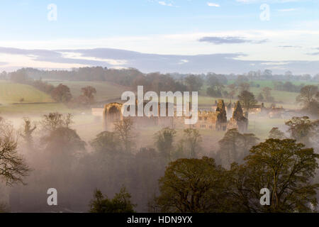 Abbaye Egglestone, Barnard Castle, Teesdale, County Durham, Royaume-Uni. 14 décembre 2016. Météo britannique. Un endroit frais et de brouillard pour la journée, comme les premiers rayons du soleil levant la grève brumes ruines d'Egglestone Abbey près de Barnard Castle dans le nord-est de l'Angleterre. Crédit : David Forster/Alamy Live News Banque D'Images