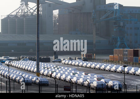 Les exportations britanniques, Liverpool Freeport, 14 décembre 2016. Une chute de la livre sterling a accru la demande de produits au Royaume-Uni. Ces Halewood Jaguar fabriqué les véhicules sont prêts à être chargés pour leur voyage outre-mer. Malgré la peur de l'UE plus BREXIT, les exportations du Royaume-Uni sont plus forts que jamais que les importateurs pourraient bénéficier à partir du taux de change. Banque D'Images