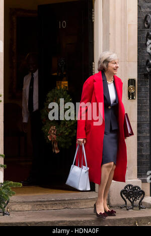 Londres, Royaume-Uni. 14 Décembre, 2016. Theresa May, le Premier ministre britannique, en laissant 10 Downing Street, la résidence officielle et le bureau du Premier ministre britannique, d'aller au Premier Ministres l'heure des questions à la Chambre des communes. Londres, Royaume-Uni. Crédit : Alex MacNaughton/Alamy Live News Banque D'Images