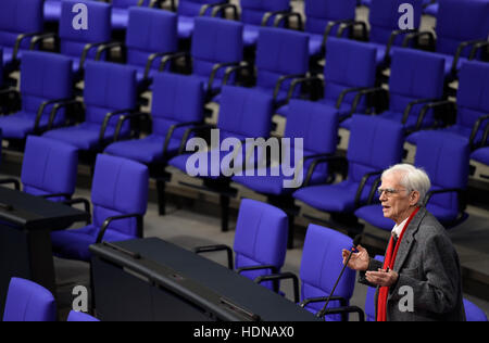 Berlin, Allemagne. 14 Décembre, 2016. Hans-Christian Stroebele, membre du Parlement pour le parti Alliance 90/Les Verts et membre de la commission d'enquête de la NSA pose une question à la salle plénière du Bundestag allemand à un questionnement session à Berlin, Allemagne, 14 Décembre 2016 Photo : Rainer Jensen/dpa/Alamy Live News Banque D'Images