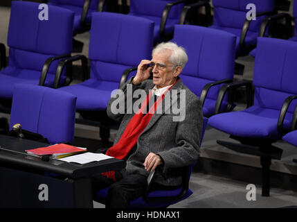 Berlin, Allemagne. 14 Décembre, 2016. Hans-Christian Stroebele, membre du Parlement pour le parti Alliance 90/Les Verts et membre de la commission d'enquête de la NSA pose une question à la salle plénière du Bundestag allemand à un questionnement session à Berlin, Allemagne, 14 Décembre 2016 Photo : Rainer Jensen/dpa/Alamy Live News Banque D'Images