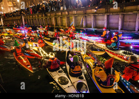 Copenhague, Danemark. 13 Décembre, 2016. Des centaines de rameurs sont kayak et la célébration de l'événement annuel d'hiver Saint Lucy's Day dans les canaux de Copenhague. L'événement est organisé par la République Copenhague, qui récompense les plus pagayeur kayak magnifiquement décorées. Credit : Helena Lundquist/Alamy Live News Banque D'Images