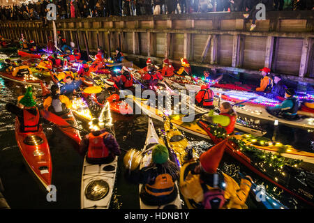 Copenhague, Danemark. 13 Décembre, 2016. Des centaines de rameurs sont kayak et la célébration de l'événement annuel d'hiver Saint Lucy's Day dans les canaux de Copenhague. L'événement est organisé par la République Copenhague, qui récompense les plus pagayeur kayak magnifiquement décorées. Credit : Helena Lundquist/Alamy Live News Banque D'Images