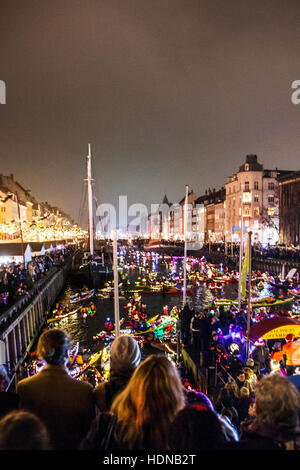 Copenhague, Danemark. 13 Décembre, 2016. Des centaines de rameurs sont kayak et la célébration de l'événement annuel d'hiver Saint Lucy's Day dans les canaux de Copenhague. L'événement est organisé par la République Copenhague, qui récompense les plus pagayeur kayak magnifiquement décorées. Credit : Helena Lundquist/Alamy Live News Banque D'Images