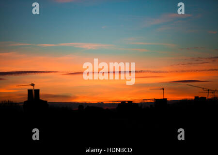 Londres, Royaume-Uni. 14 Décembre, 2016. Un hiver d'or coucher de soleil sur le nord de Londres. Credit : Dinendra Haria/Alamy Live News Banque D'Images