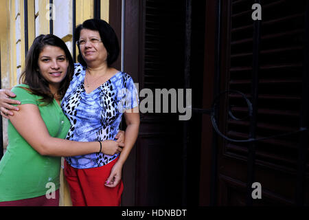 La Havane, Cuba. 16 Nov, 2016. La Havane, Cuba propriété privée B & B Casa Fefa Josefa Clemente Hernandez .Mère & fille Elena Ortiz Clemente l'extérieur de la maison dans la vieille Havane © Joanne Kalish/ZUMA/Alamy Fil Live News Banque D'Images