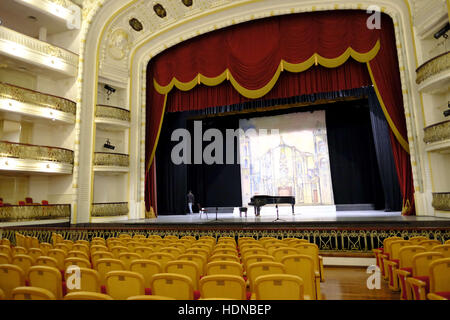 Novembre 16, 2016 - La Havane, Cuba - Grand Théâtre de La Havane situé dans le Paseo del Prado à La Havane, Cuba.Le théâtre a été la maison pour le Ballet National de Cuba et, sur sa scène principale, au Festival International de Ballet de La Havane. Équipements en Chambre : il théâtres, une salle de concert, des salles de conférence et une salle de projection vidéo, ainsi qu'une galerie d'art, un centre de chant choral, et plusieurs salles de répétition pour les compagnies de danse et des groupes danzarias...Le lieu principal est le GarcÃ-a Lorca Auditorium, avec des sièges pour 1 500..suite à d'importantes rénovations, le théâtre a rouvert ses portes le 1er janvier 2016 et Banque D'Images