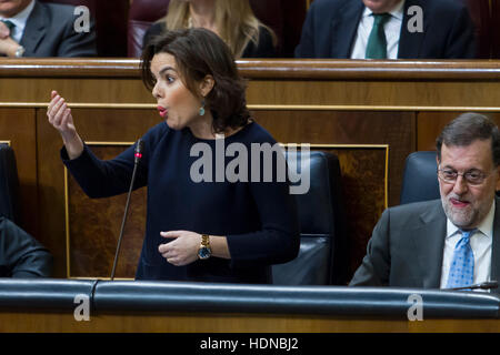 Politicien Soraya Saenz de Santamaria et président Mariano Rajoy au cours de la session de contrôle pour le Gouvernement au Congrès des députés, à Madrid le Mercredi 14 Décembre, 2016 de Banque D'Images