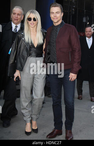 New York, NY, USA. 14 Décembre, 2016. Julianne Hough et Derek Hough vu quitter une comparution sur Good Morning America à New York le 14 décembre 2016. Credit : Rw/media/Alamy Punch Live News Banque D'Images