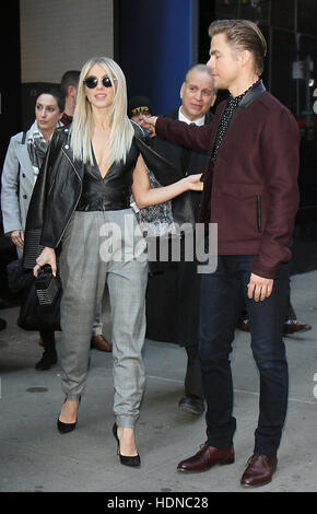 New York, NY, USA. 14 Décembre, 2016. Julianne Hough et Derek Hough vu quitter une comparution sur Good Morning America à New York le 14 décembre 2016. Credit : Rw/media/Alamy Punch Live News Banque D'Images