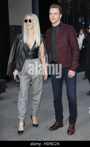 New York, NY, USA. 14 Décembre, 2016. Julianne Hough et Derek Hough vu quitter une comparution sur Good Morning America à New York le 14 décembre 2016. Credit : Rw/media/Alamy Punch Live News Banque D'Images