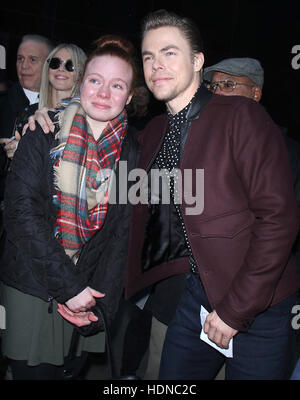 New York, NY, USA. 14 Décembre, 2016. Derek Hough vu quitter une comparution sur Good Morning America, s'arrête pour saluer ventilateur, Samantha raconter et de poser pour un pic à New York le 14 décembre 2016. Credit : Rw/media/Alamy Punch Live News Banque D'Images