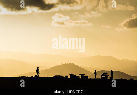 Las Palmas, Gran Canaria, Îles Canaries, Espagne. 14 Décembre, 2016. Météo : Dog Walkers silhouetté au coucher du soleil sur la crête de la montagne près de Las Palmas, la capitale de Gran Canaria. Las Palmas a été nommé récemment comme l'une des "top 10 destinations sur le lieu' par Tripadvisor. Credit : Alan Dawson News/Alamy Live News Banque D'Images