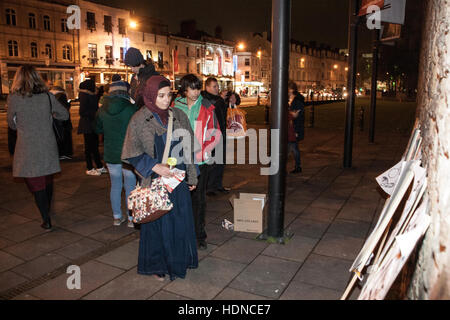 Cardiff, Royaume-Uni. 14 Décembre, 2016. N° SaveAleppo meeting de protestation à l'extérieur du château de Cardiff suivi par 100 militants. Credit : Taz Rahman/Alamy Live News Banque D'Images