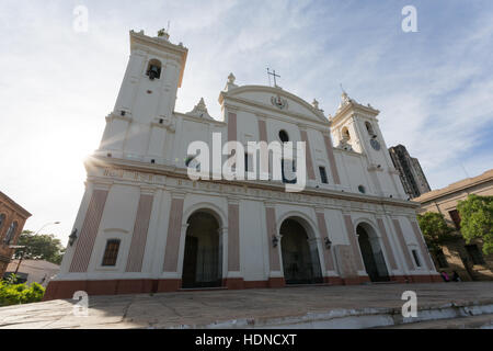 Asunción, Paraguay. 14 décembre 2016. Catedral Metropolitana (cathédrale métropolitaine), est vu pendant la matinée ensoleillée dans le centre-ville historique d'Asunción, Paraguay. Credit: Andre M. Chang/Alamy Live News Banque D'Images