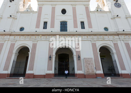 Asuncion, Paraguay. 14 décembre 2016. La religion dans les scénarios quotidiens. Une femme s'agenouille dans la prière à l'extérieur de Catedral Metropolitana (cathédrale métropolitaine), est vue pendant la matinée ensoleillée dans le centre historique d'Asuncion, au Paraguay. Crédit: Andre M. Chang/ARDUOPRESS/Alay Live News Banque D'Images