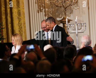 Washington DC, USA. 14 Décembre, 2016. La petite-fille et fils de Shimon Peres, Mika Almog (L) et Chemi Peres (C) quitter la scène avec le président américain Barack Obama (R) à la fin de la deuxième journée de la réception de la Hanoukka dans l'East Room de la Maison Blanche, le 14 décembre 2016, Washington, DC. Credit : Aude Guerrucci/piscine par CNP Crédit : MediaPunch MediaPunch /Inc/Alamy Live News Banque D'Images