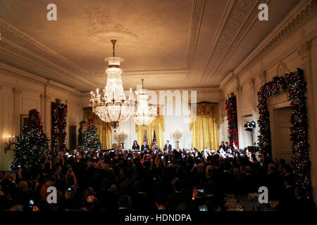 Washington DC, USA. 14 Décembre, 2016. Le président des États-Unis Barack Obama et Première Dame Michelle Obama Hanukkah assister à une réception dans le East Room de la Maison Blanche, le 14 décembre 2016, Washington, DC. Credit : Aude Guerrucci/piscine par CNP Crédit : MediaPunch MediaPunch /Inc/Alamy Live News Banque D'Images