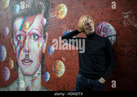 Londres, Royaume-Uni. 10 Nov, 2016. Musicien Charlie Fowler en photo devant une toile de David Bowie à Brixton à Londres, Royaume-Uni, 10 novembre 2016. Fowler gagne sa vie comme un David Bowie tribiute loi. Photo : Wolfram Kastl/dpa/Alamy Live News Banque D'Images