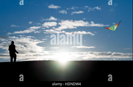 Munich, Allemagne. 14 Décembre, 2016. Un homme vole son cerf-volant contre le soleil couchant à Munich, Allemagne, le 14 décembre 2016. Photo : Sven Hoppe/dpa/Alamy Live News Banque D'Images