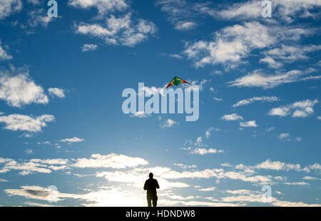 Munich, Allemagne. 14 Décembre, 2016. Un homme vole son cerf-volant contre le soleil couchant à Munich, Allemagne, le 14 décembre 2016. Photo : Sven Hoppe/dpa/Alamy Live News Banque D'Images