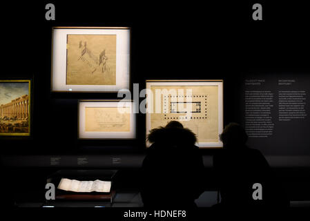 Paris, l'exposition. Jan 9, 2017. Les visiteurs admirer une exposition "Sites éternelle, de Bamiyan à Palmyre' au Grand Palais à Paris, capitale de la France, le 14 décembre 2016. L'exposition, qui vise à sensibiliser le public sur les blessés se demande, soit jusqu'au 9 janvier 2017. © Chen Yichen/Xinhua/Alamy Live News Banque D'Images