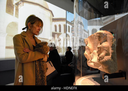 Paris, l'exposition. Jan 9, 2017. Un visiteur regarde un morceau de relique culturelle lors d'une exposition "Sites éternelle, de Bamiyan à Palmyre' au Grand Palais à Paris, capitale de la France, le 14 décembre 2016. L'exposition, qui vise à sensibiliser le public sur les blessés se demande, soit jusqu'au 9 janvier 2017. © Chen Yichen/Xinhua/Alamy Live News Banque D'Images