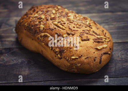 Pain à l'ail avec fromage fondu sur une table en bois rustique Banque D'Images