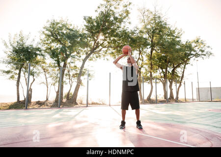 Photo de joueur de basket-ball de l'Afrique de l'attrayant dans la rue avec ball Banque D'Images