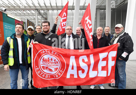 Une ligne de piquetage Aslef à London Bridge station comme une grève des conducteurs de train sur Southern Railway, dans un différend au chauffeur-seulement les trains, paralysé des milliers de services causés la misère pour des centaines de milliers de passagers. Banque D'Images